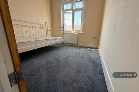 3 bedroom semi-detached house to rent, Tudor Road, Luton, LU3