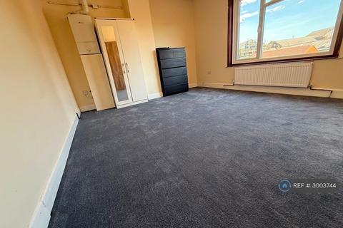 3 bedroom semi-detached house to rent, Tudor Road, Luton, LU3