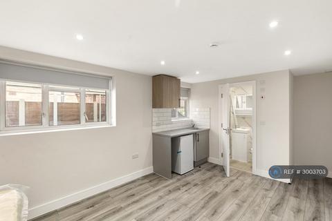 Studio to rent, Hornchurch Road, Hornchurch, RM12