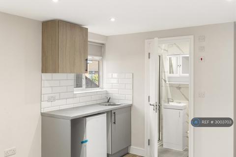 Studio to rent, Hornchurch Road, Hornchurch, RM12