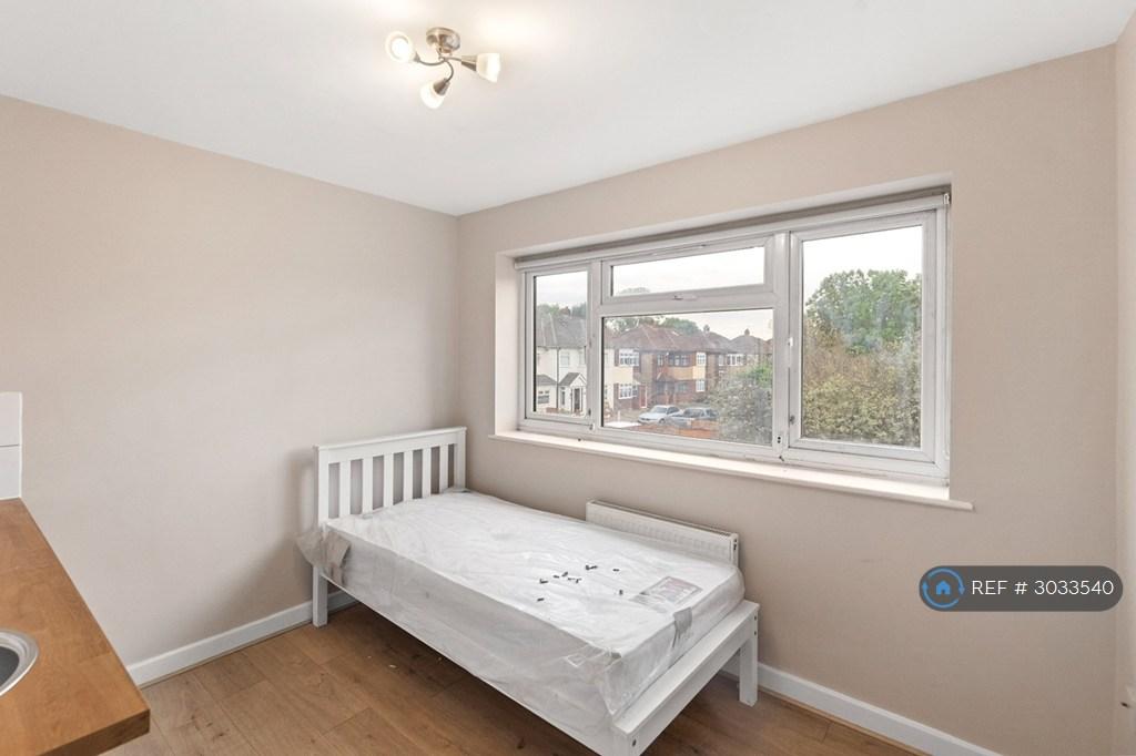 Apartment in Hornchurch - View 2
