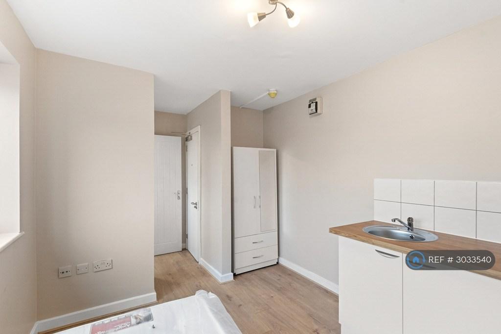 Apartment in Hornchurch - View 3