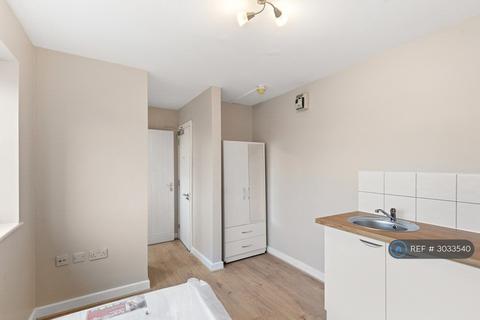 Studio to rent, Hornchurch Road, Hornchurch, RM12