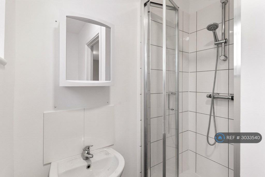 Apartment in Hornchurch - View 4