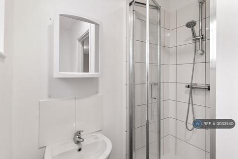 Studio to rent, Hornchurch Road, Hornchurch, RM12