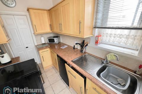 3 bedroom semi-detached house to rent, Cressfield Road, Huddersfield