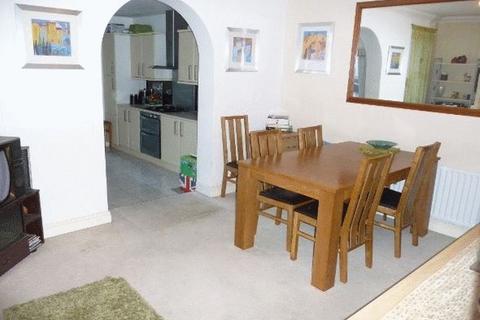 3 bedroom terraced house to rent, Queens Road, Slough