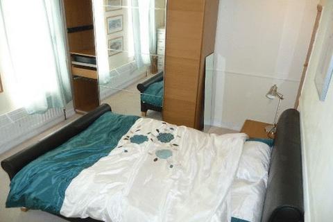 3 bedroom terraced house to rent, Queens Road, Slough