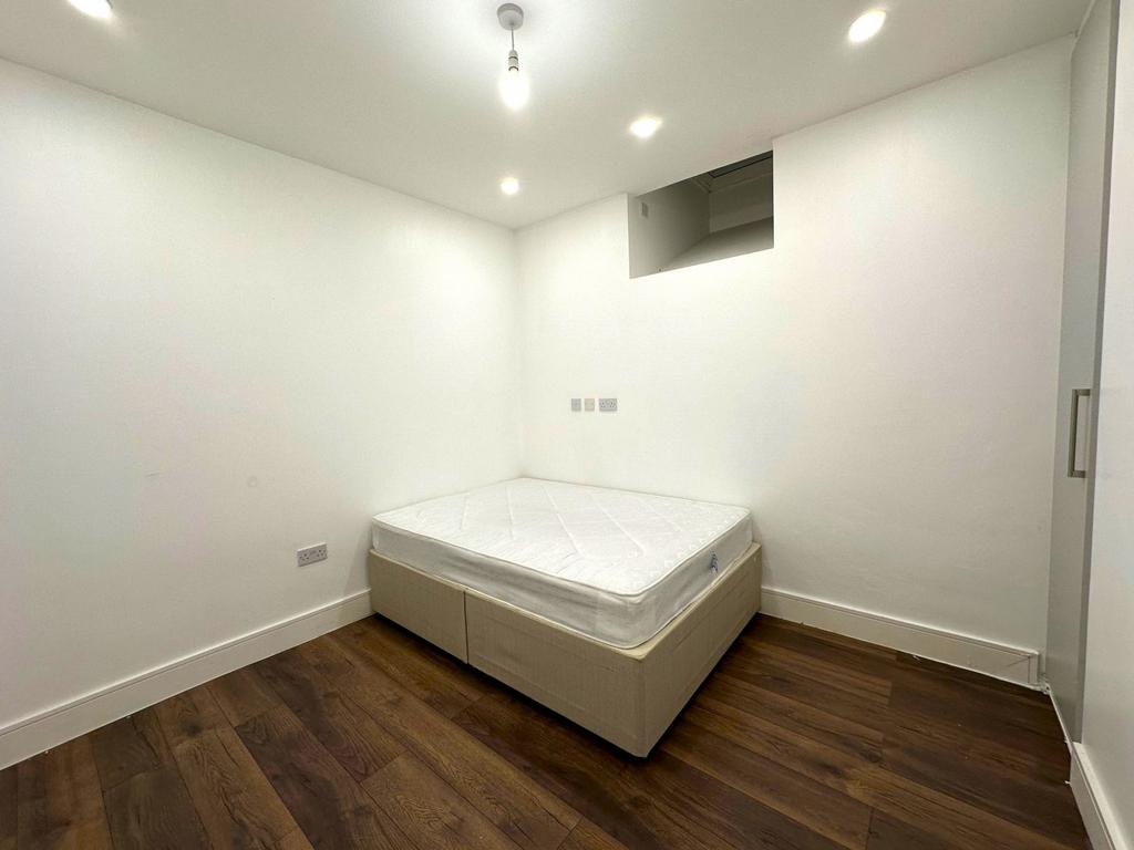 House in HAYES - View 5