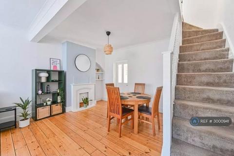 2 bedroom end of terrace house to rent, Herbert Road, Bromley, BR2