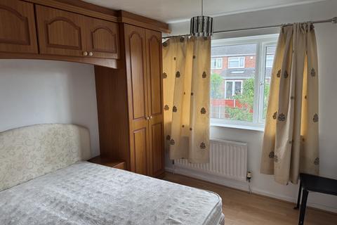 4 bedroom semi-detached house to rent, Dorchester Way, Coventry CV2