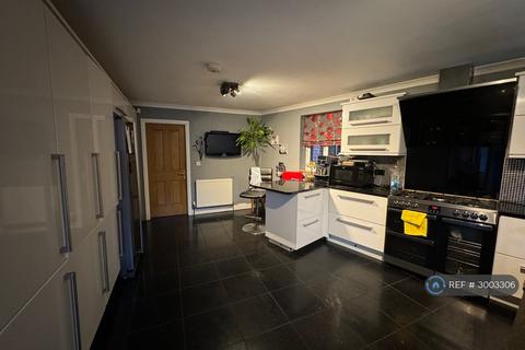 6 bedroom semi-detached house to rent, The Green, Rotherham, S60