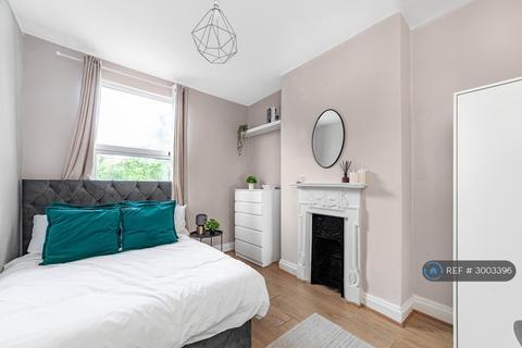 1 bedroom in a house share to rent, Galloway Road, London, W12