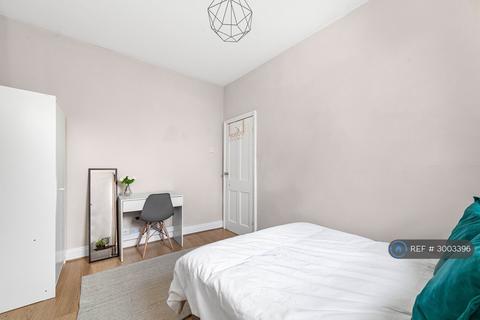 1 bedroom in a house share to rent, Galloway Road, London, W12