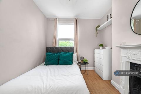 1 bedroom in a house share to rent, Galloway Road, London, W12