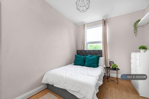 1 bedroom in a house share to rent, Galloway Road, London, W12