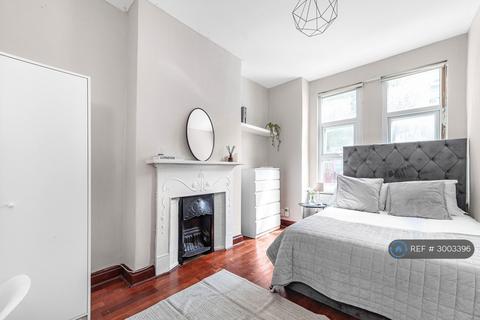 1 bedroom in a house share to rent, Galloway Road, London, W12