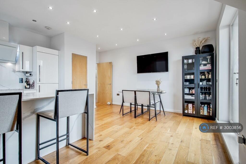 Apartment in Ruislip - View 3