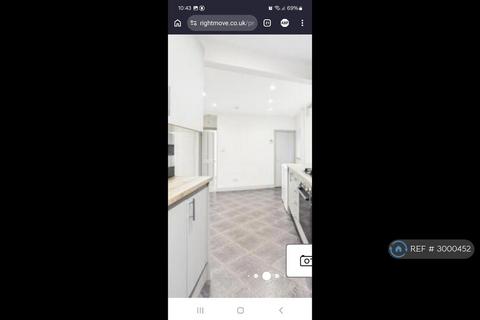 3 bedroom end of terrace house to rent, Brighton Road, Reading, RG6