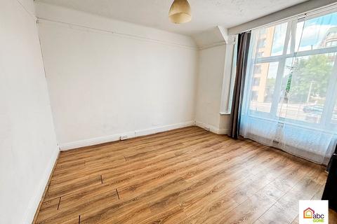 2 bedroom flat to rent, Roneo Corner, Hornchurch, Essex, RM12 4TN, UK