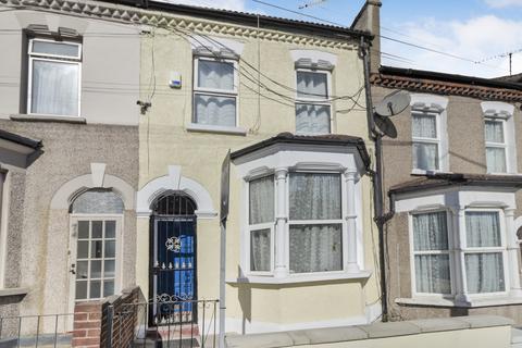 3 bedroom end of terrace house to rent, Tewson Road London SE18