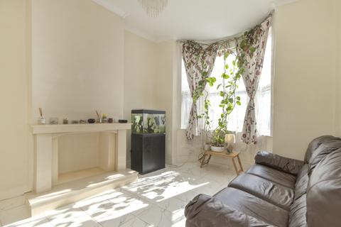 3 bedroom end of terrace house to rent, Tewson Road London SE18