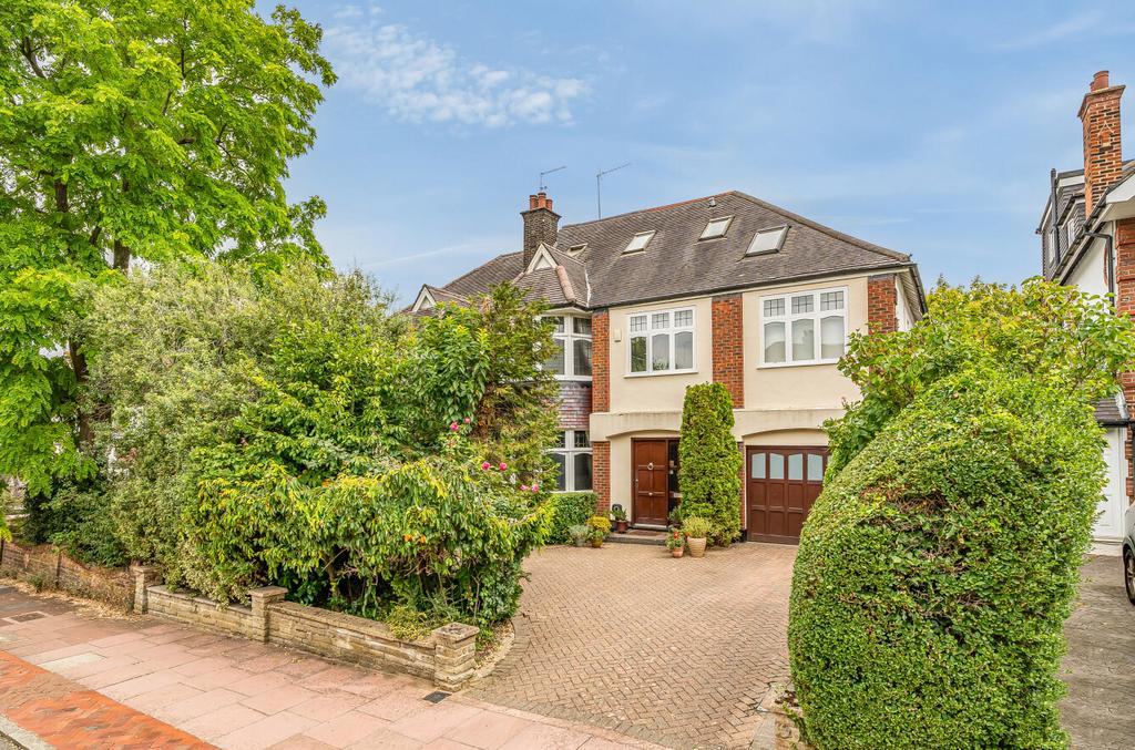 Detached house exterior, driveway