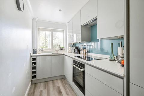 2 bedroom flat for sale, Cheam Common Road, Worcester Park, KT4