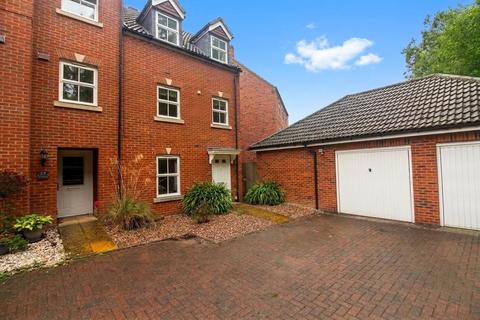 3 bedroom townhouse to rent, Rosebay, Berkshire RG40