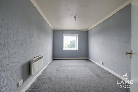 2 bedroom flat for sale, Nayland Drive, Clacton-On-Sea CO16