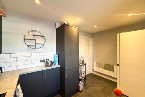 2 bedroom end of terrace house to rent, Swinnow Close, Leeds, West Yorkshire, LS13