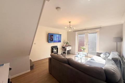 2 bedroom end of terrace house to rent, Swinnow Close, Leeds, West Yorkshire, LS13