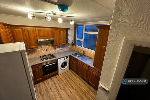 3 bedroom flat to rent, Viaduct Court, Lower Cwm, Pontypool, NP4