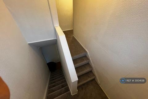 3 bedroom flat to rent, Viaduct Court, Lower Cwm, Pontypool, NP4