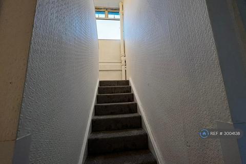 3 bedroom flat to rent, Viaduct Court, Lower Cwm, Pontypool, NP4