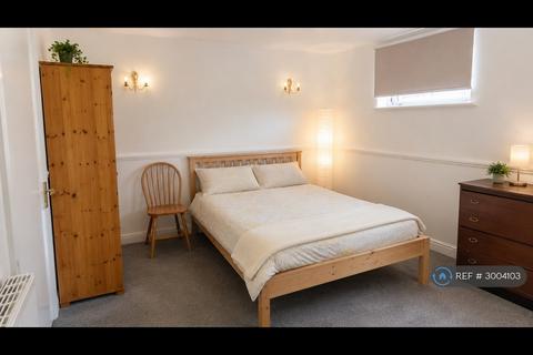 1 bedroom in a flat share to rent, Glengall Grove, London, E14