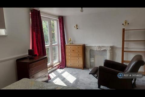 1 bedroom in a flat share to rent, Glengall Grove, London, E14