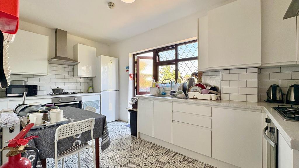 Apartment in Edgware, Burnt Oak, Colindale - View 4