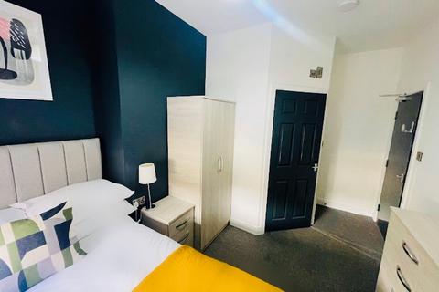 1 bedroom in a house share to rent, Wadham Street, ST4