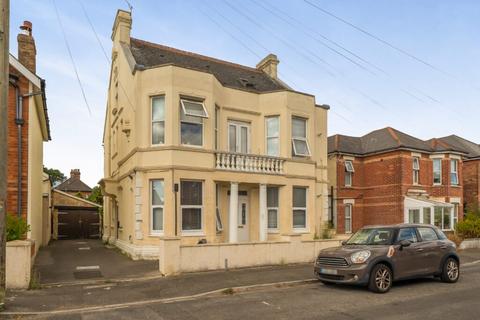 3 bedroom flat for sale