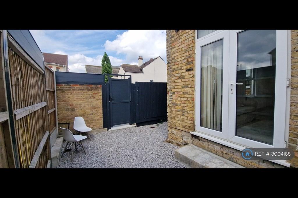 Apartment in Croydon - View 2