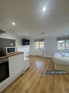 Studio to rent, Penrhyn Crescent, London, E17