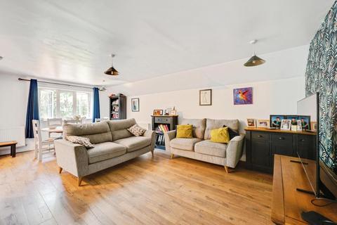 Kingfisher Close, Leatherhead, Surrey, KT22