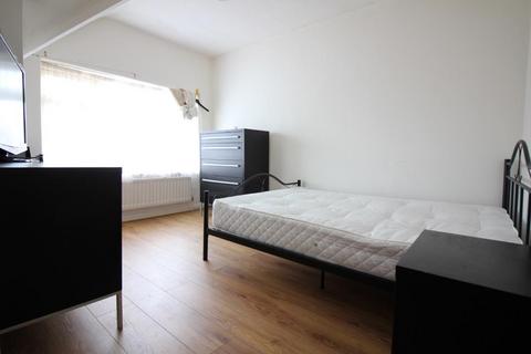 3 bedroom house to rent, Worton Gardens, Isleworth