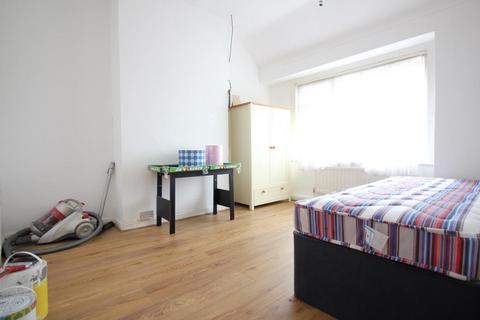 3 bedroom house to rent, Worton Gardens, Isleworth