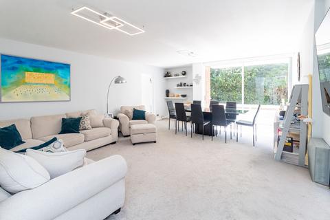 2 bedroom flat for sale, Leamington House, Stonegrove, HA8