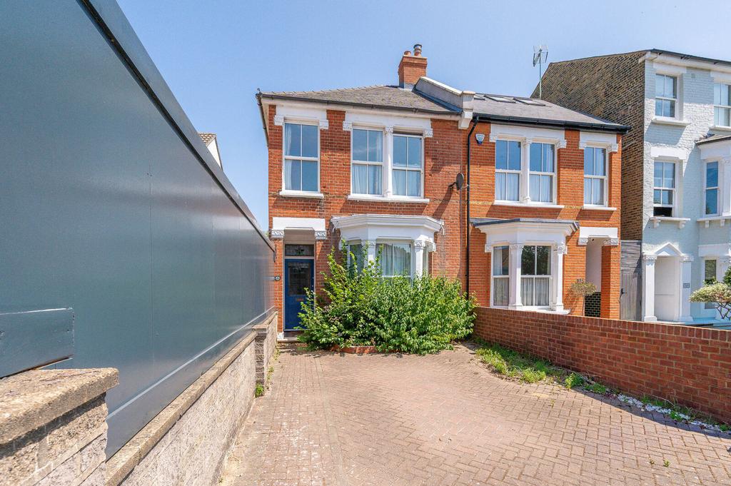 Detached house exterior, driveway