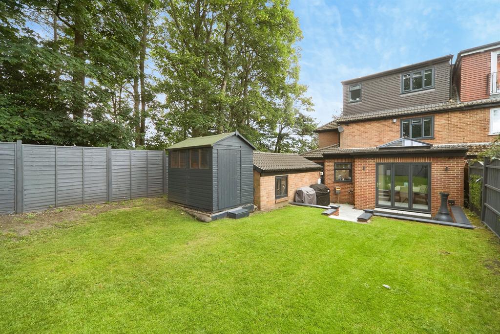 House in Leeds, Alwoodley - View 2