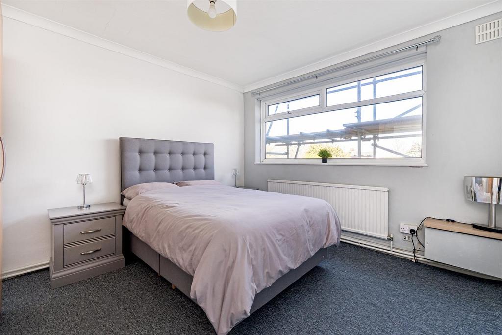 Apartment in South Woodford - More