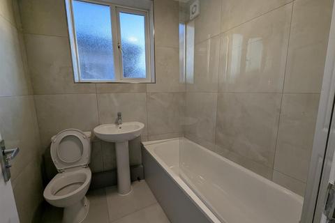 2 bedroom house to rent, Pettits Lane North Two Bed Flat